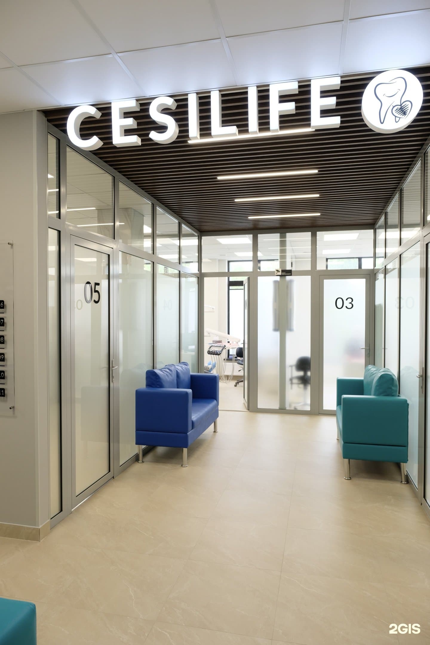 Светлая зона ожидания в клинике Cesilife с современным дизайном