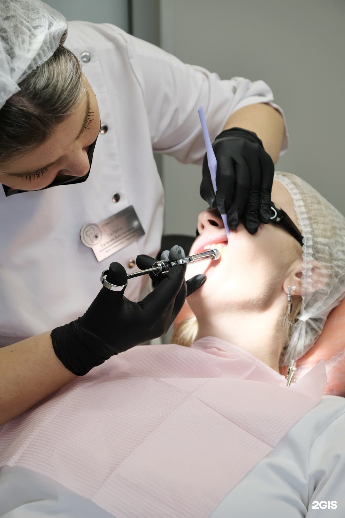 Лечение пациентки в стоматологическом кресле клиники Cesilife